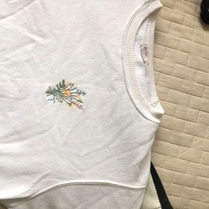 crew neck sweater with flower bouquet